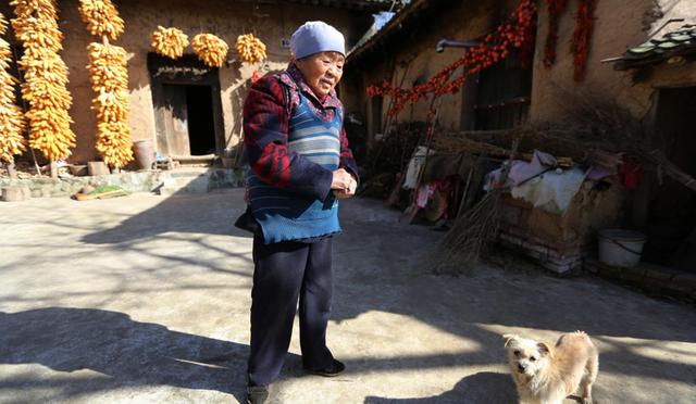 圖片上的老奶奶,今年已經90歲了,老伴已去世了30年,所以老奶奶現在