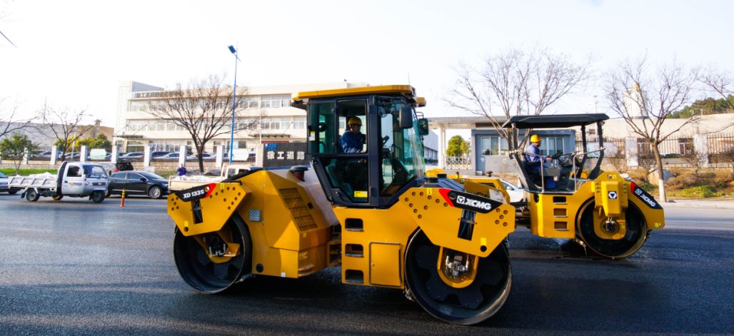 除了調出兩臺雙鋼輪壓路機xd133s,xd122e外,徐工道路又從調試廠派遣