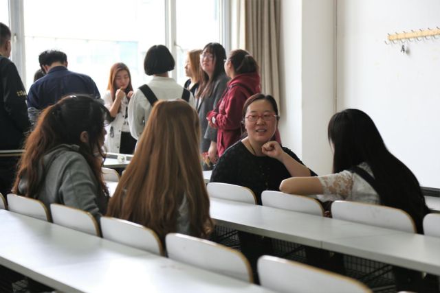 向学生进行了简短介绍,学生分组与各自的学业导师潘忠,潘宏,李时民