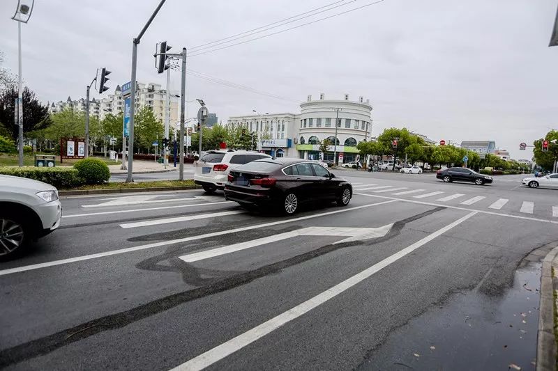 龙源路广富林路文翔路完成标线渠化由双向两车道增至四车道