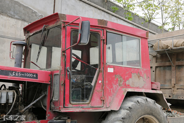 東方紅拖拉機被民間牛人改成了全掛車百噸王表示大寫的服