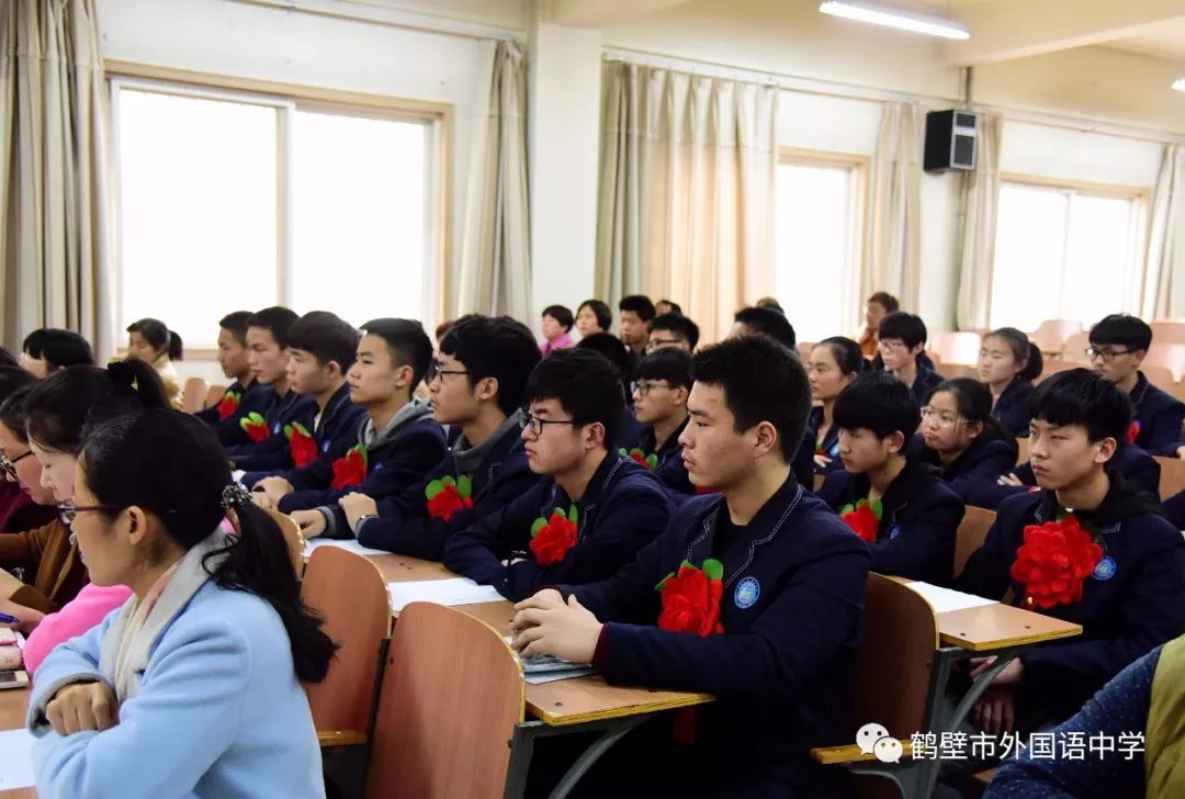 胸戴红花的特训班同学鹤壁市外国语中学石来根校长首先对此次特训会