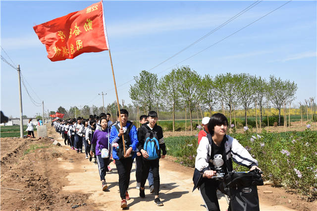 河北定州新華中學初中年級組舉行了