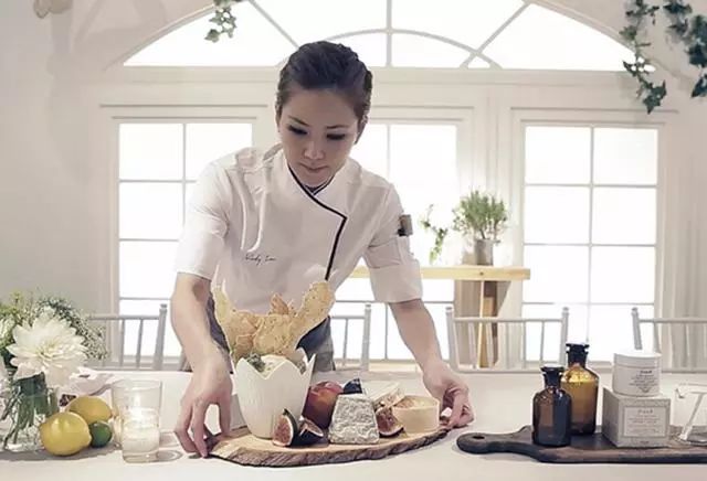 其实不算是真正的厨师,因为她更像是电视美食节目中的那种家常菜厨师