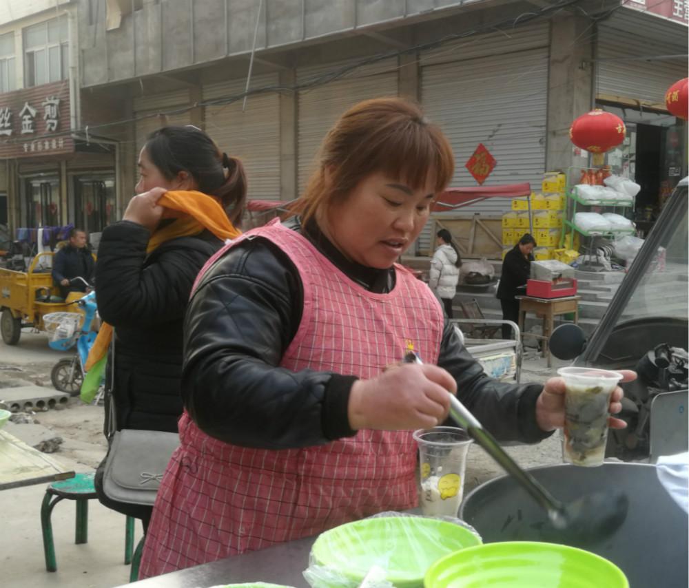 农村媳妇兼职卖地方特色小吃用勤劳和美味赢得一片称赞