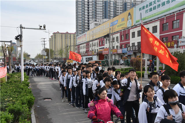 河北定州新華中學初中年級組舉行了