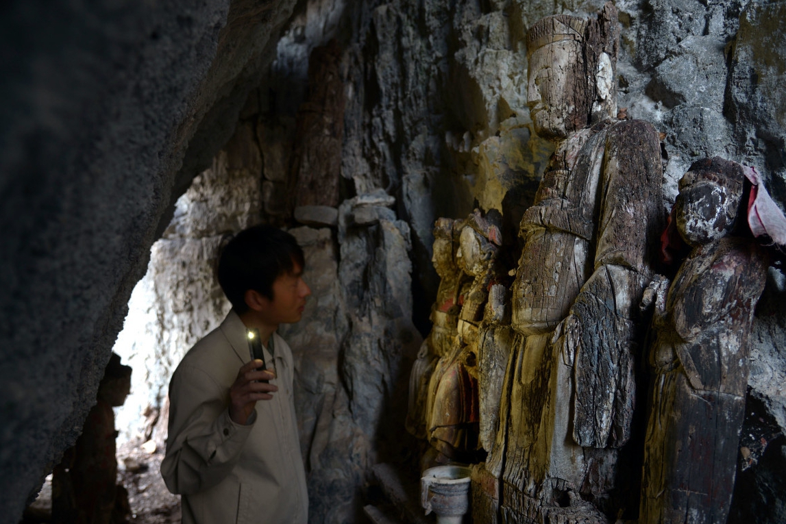 12尊鎏金木雕在悬崖上山洞被发现, 期待专家考察研究
