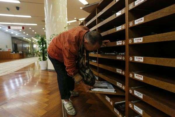 那年杭州圖書館新館因為允許流浪人員,拾荒者入館,也允許他們攜行李入