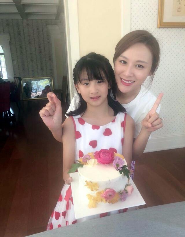 森碟生日,叶一茜亲手做蛋糕,并分享女儿一大波10年来的萌照!