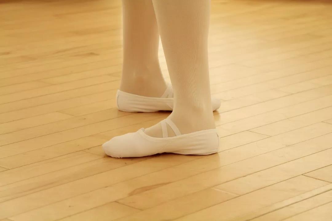 芭蕾舞三位脚图片