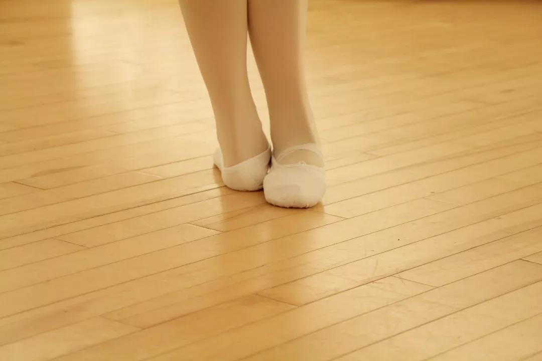 芭蕾舞手位脚位图片
