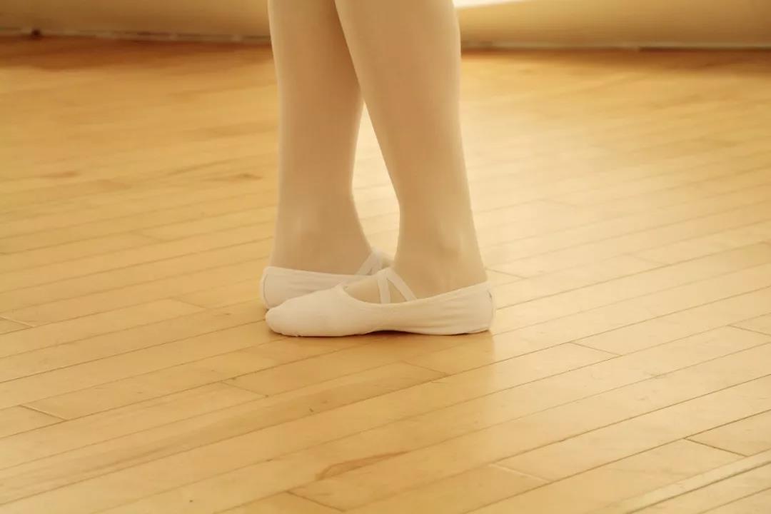 芭蕾舞基本脚位图片图片