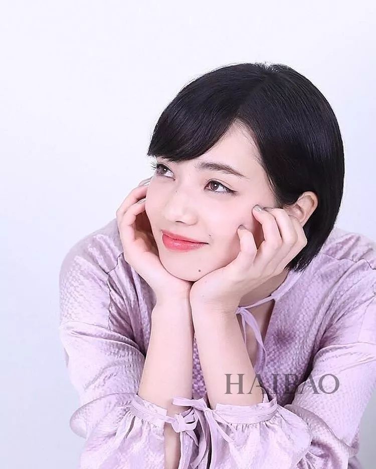 日本「厌世脸」女星小松菜奈近日就换上了短发发型,到底她属于前者