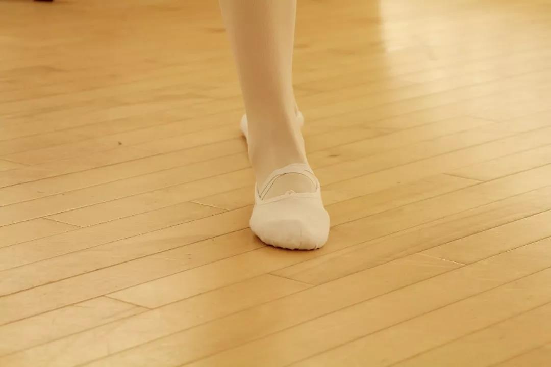 芭蕾舞舞姿脚位图片