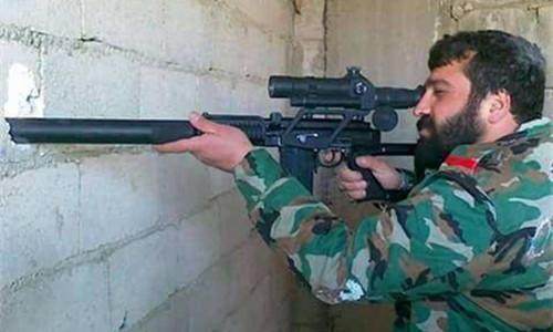射程400米全重仅7斤,这款微声狙击枪叙军最爱,堪称巷战利器