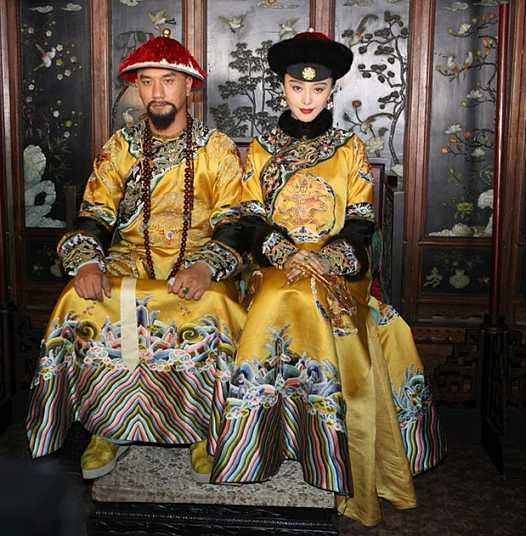 第一个穿龙袍的女人毫无悬念是武则天,她是中国史上唯一的正统女皇帝