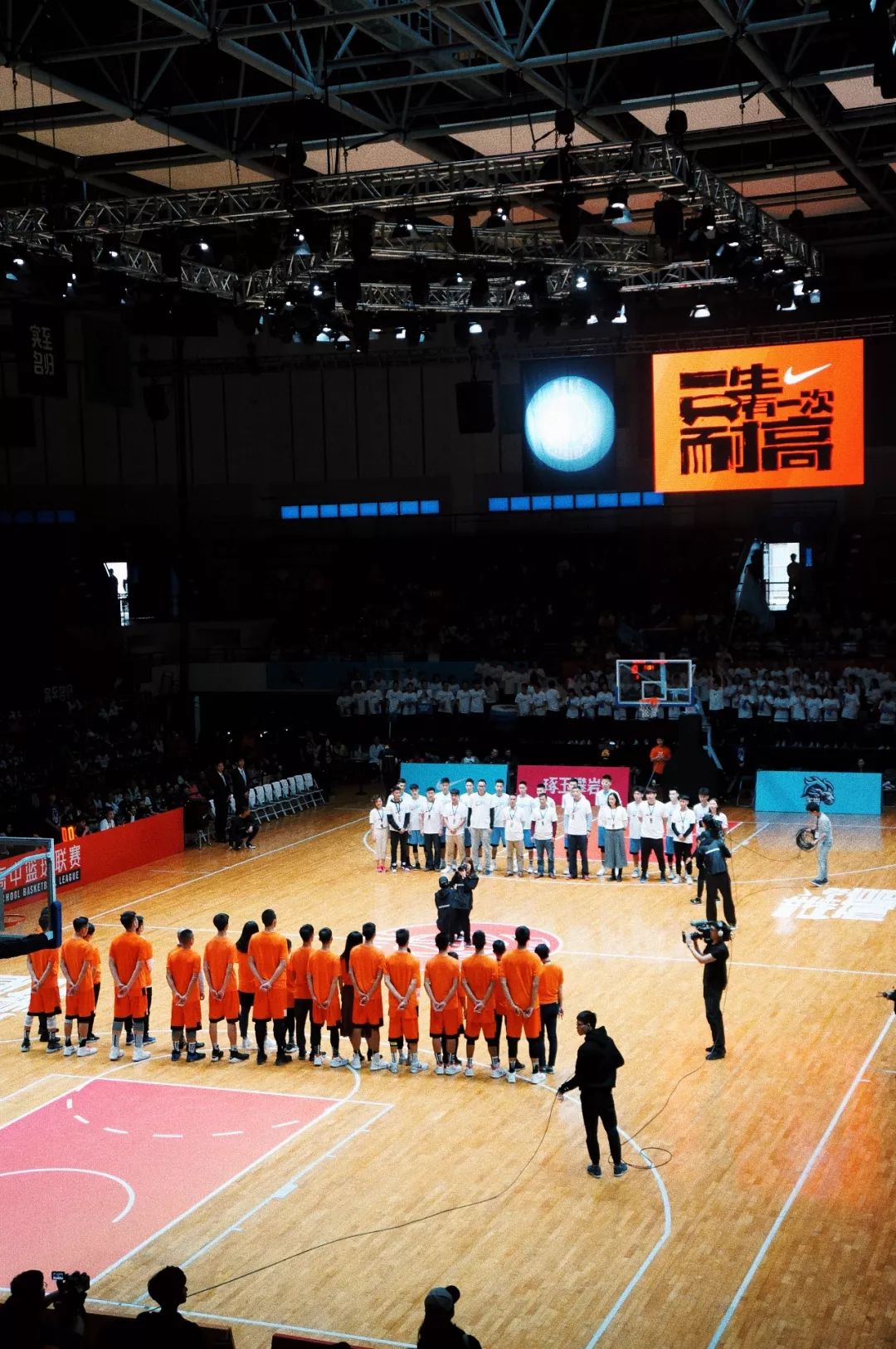 呐喊助威每一位都秩序井然的进入球场更是广州校园篮球文化的浓缩体现