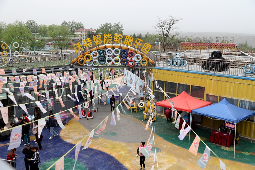 是what(沃特) 智能輪胎樂園創建的初衷.小夥子開摩托玩的多開心.