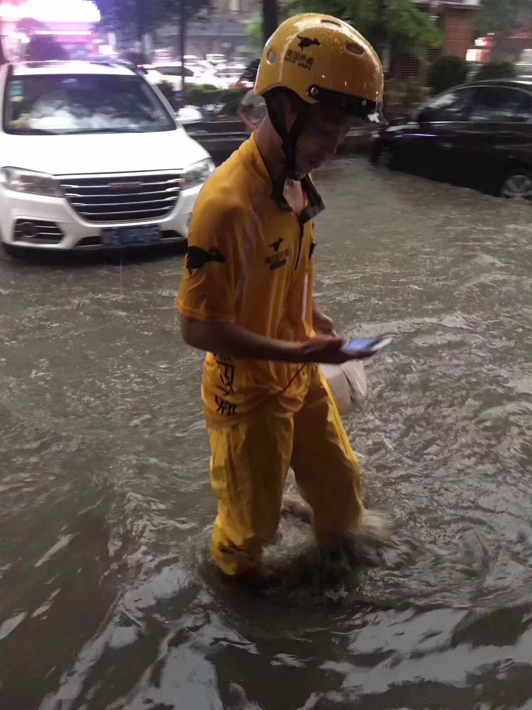 外賣小哥雨天倒地失聲痛哭,視頻刷爆東莞人朋友圈,無數人都沉默