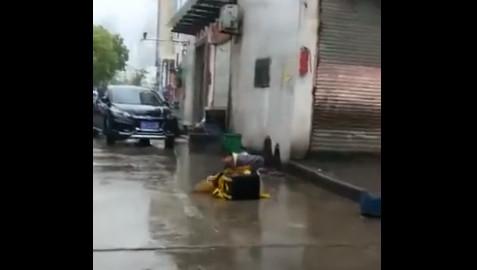 外卖小哥丢车大雨中痛哭视频疯传 美团回应：摆拍