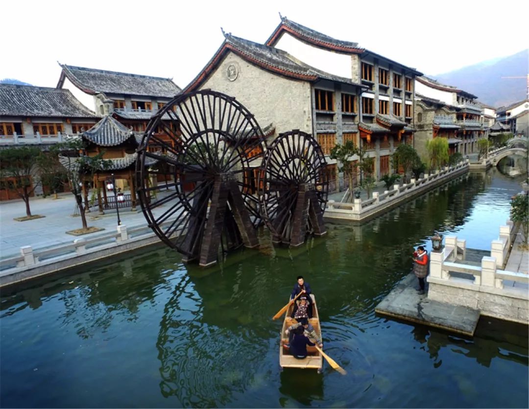 凤凰古镇以千峡湖和畲族传统建筑为载体,成为景宁畲族传统文化展示
