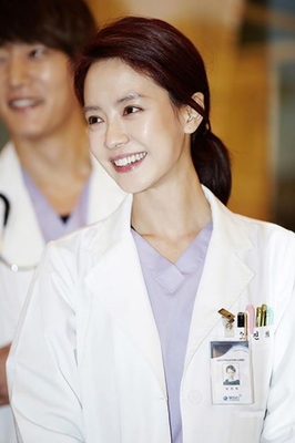 李聖經模特出道,曾出演了《奶酪陷阱》《doctors》《當你沉睡時》等