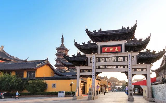 崇安寺和南禅寺———无锡的地标性美食街三凤桥的排骨本地认证的排骨