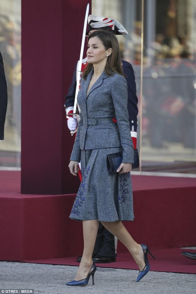 西班牙王后莱蒂齐亚陪同国王欢迎葡萄牙总统,穿灰蓝色印花西装裙