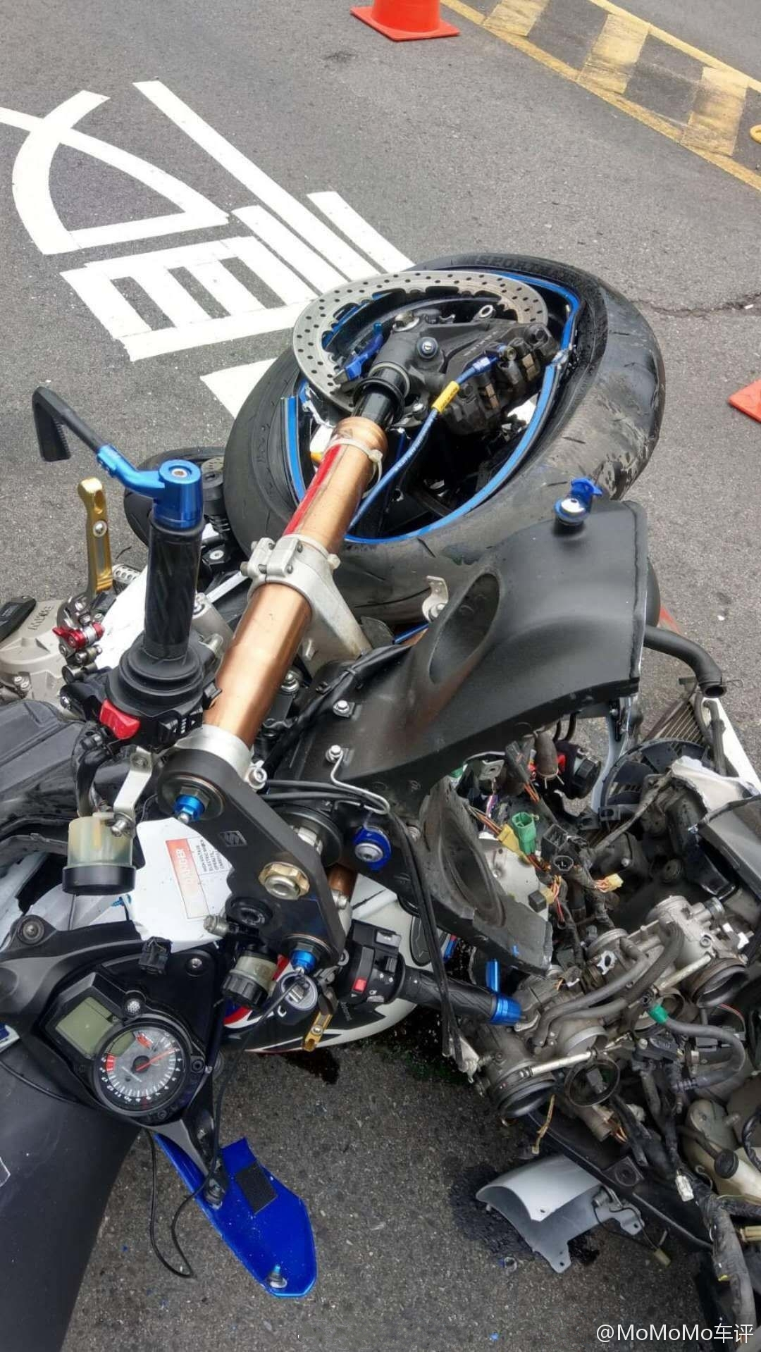 台湾摩托车山路大事故宝马s1000rr与倒霉的铃木gsxr600相撞