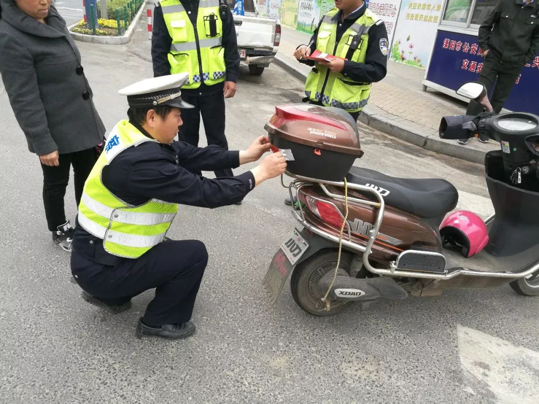 在對電動車粘貼反光標識的過程中,執勤民警,輔警積極向駕駛人講解道路