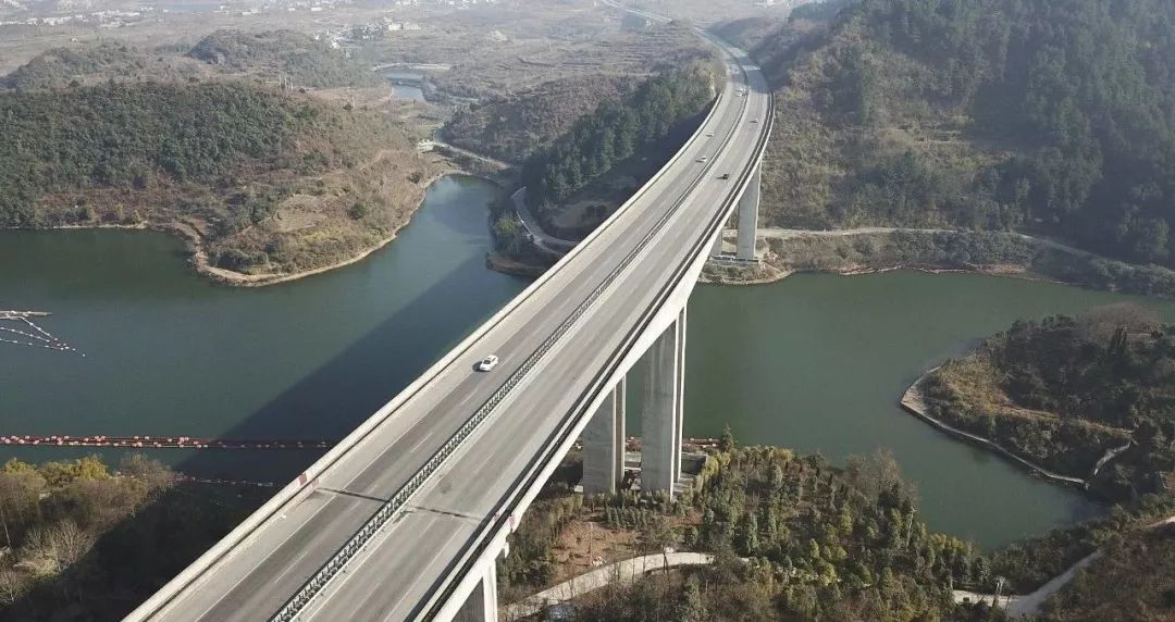 已通車的高速公路有渝黔,秀山到貴州松桃,酉陽到沿河,南川到