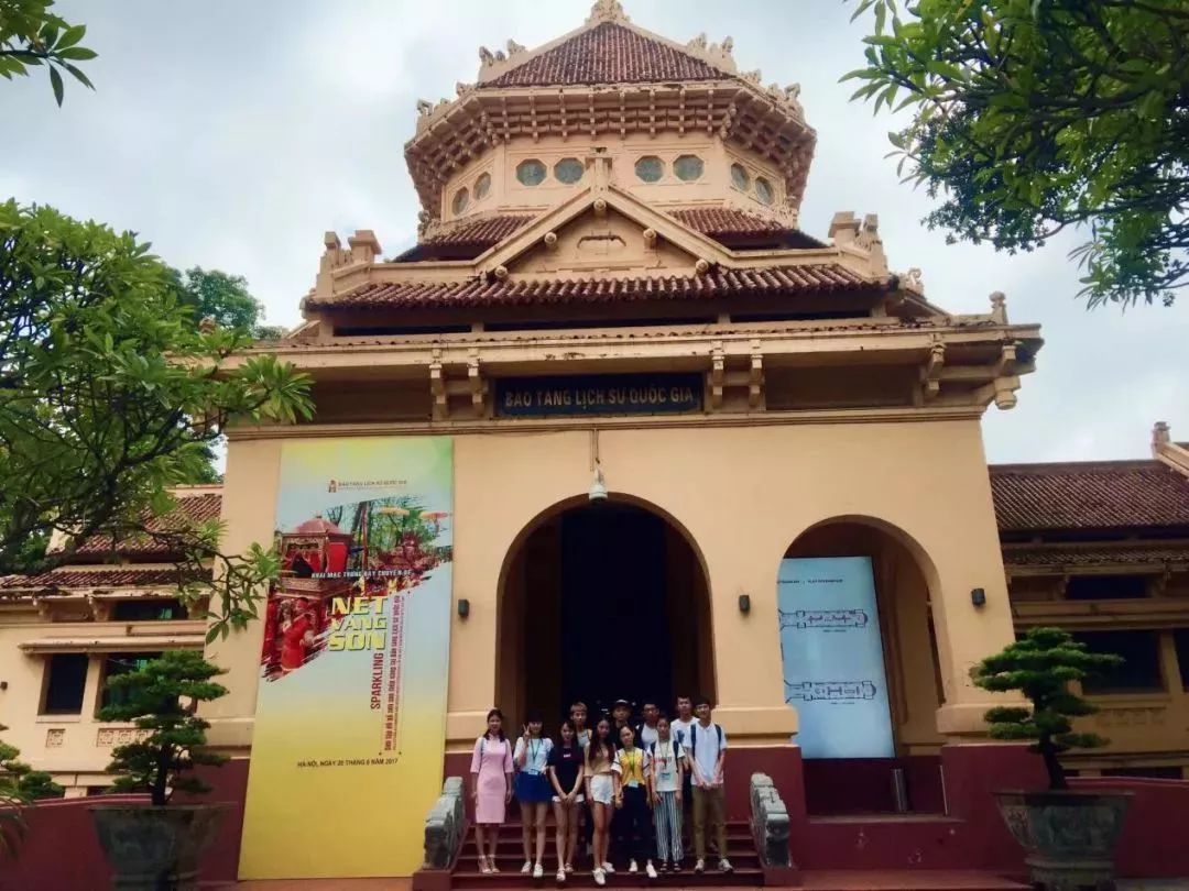 班主任c00 nhung带领大家到河内国家博物馆学习感受越南的近代史