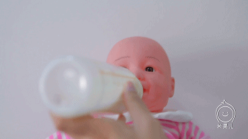 时奶瓶里面是否产生奶泡有气泡则会导致宝宝胀气腹痛通常有防胀气功能