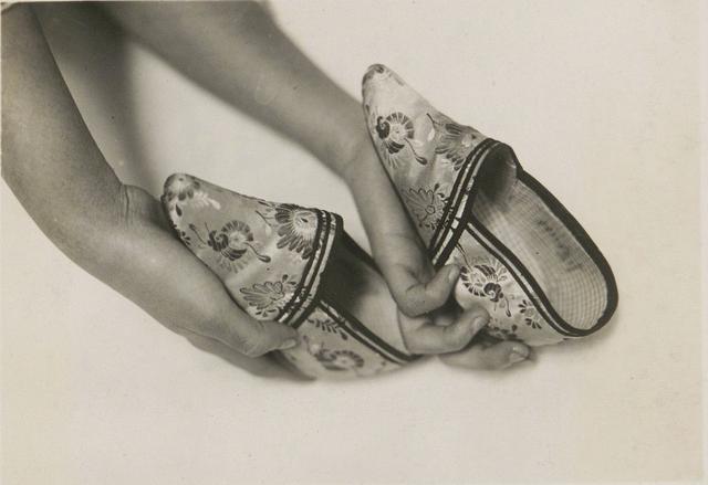 老照片中的华夏1932年的女子缠足这就是三寸金莲