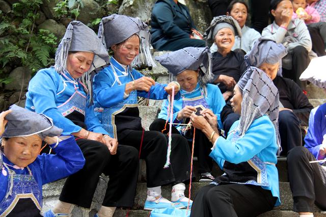 广西东兰县长江山歌群图片