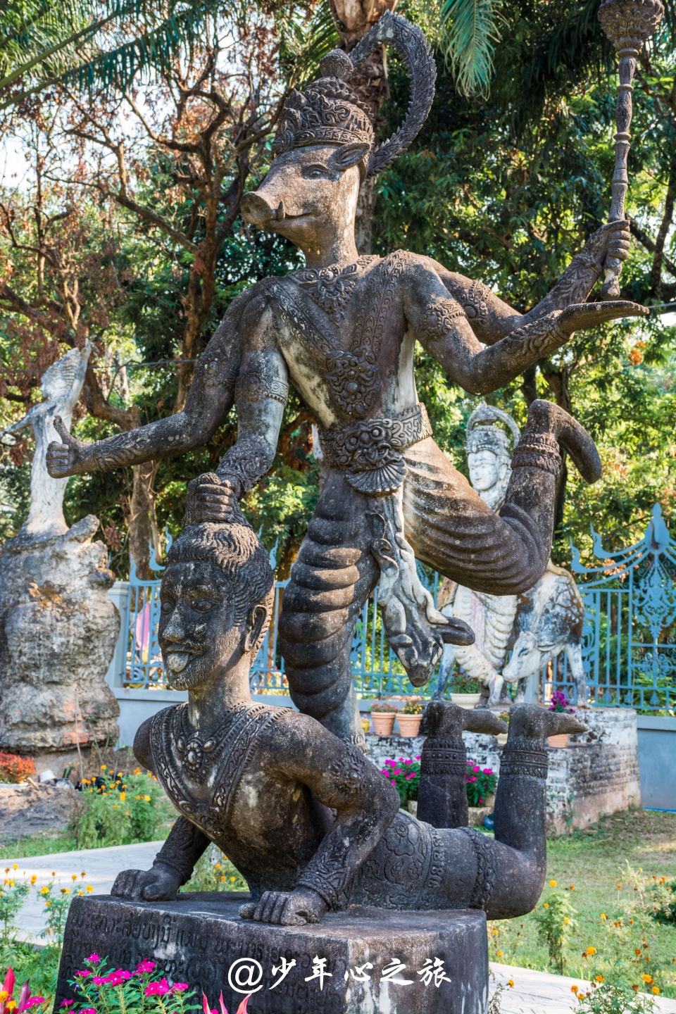 這個公園是由bunleua sulilat大師於1958年所建,將印度教和佛教融會