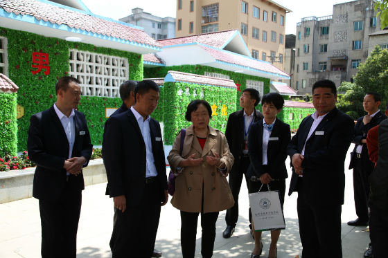 其它 正文 在该校何学强校长的介绍下,任启贤实地查看了师生食堂,学生