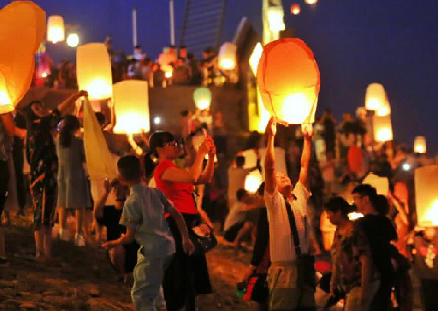 雲南民眾放孔明燈祈福 璀璨夜空如螢蟲飛舞