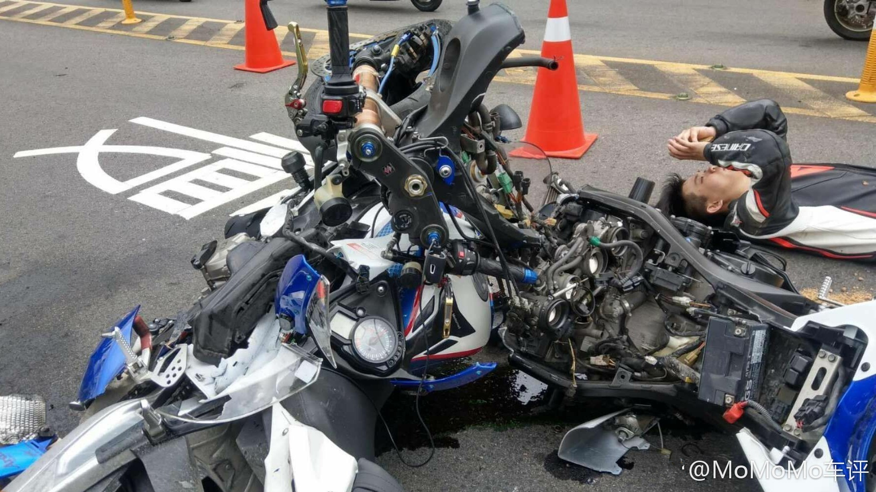 台湾摩托车山路大事故宝马s1000rr与倒霉的铃木gsxr600相撞