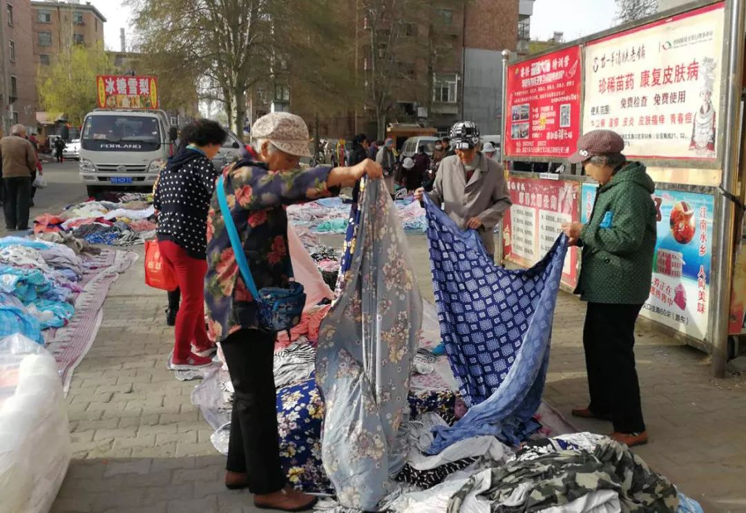 包头小区空地成卖布市场三五块钱买一大块布