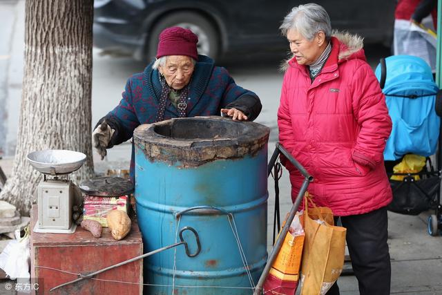 一开始儿子都很不愿意让她来摆摊卖烤红薯的,可老人坚持出来摆摊