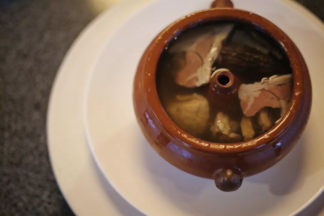 在雪蛤酥甜点上来之前,请一定给纳西铜锅饭预留赏味空间