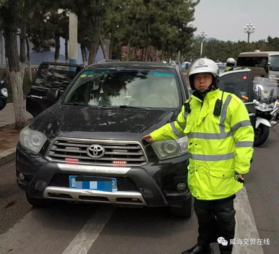 威海海滨路一司机车顶警灯无证驾驶