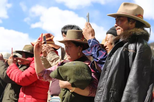 甘孜州民族歌舞團和雅江縣康巴漢子藝術團還來到紅龍鎮,柯拉鄉,西俄洛