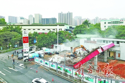 重重挥下,一层烟尘腾空而起…昨日,龙华区龙观路与清华东路交界路口