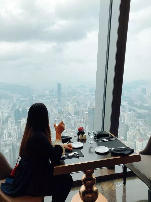 深圳最高的天际自助餐坐在这里吃饭可以看到全深圳
