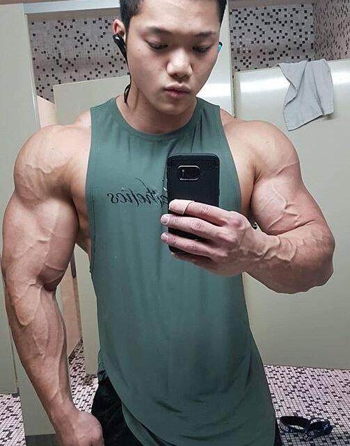 华裔健身肌肉男,一年内增长10磅肌肉,让人质疑他是否打药?