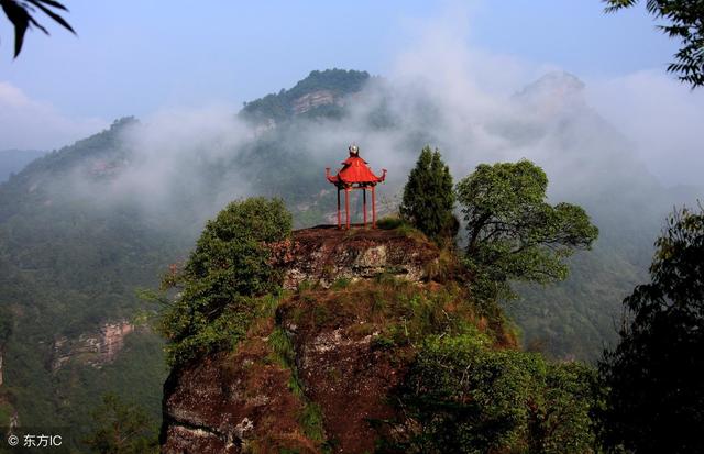 因遙觀山頂與雲平齊得名,中國道教四大名山之首,中國五大仙山之一