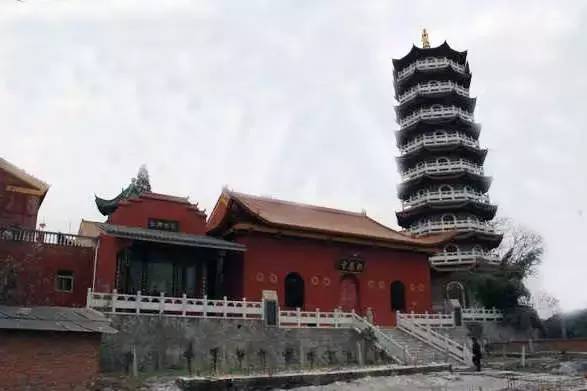 位於鍾祥城區東隅,與龍山報恩寺構成一組古建築群,為鍾祥市郢中鎮之