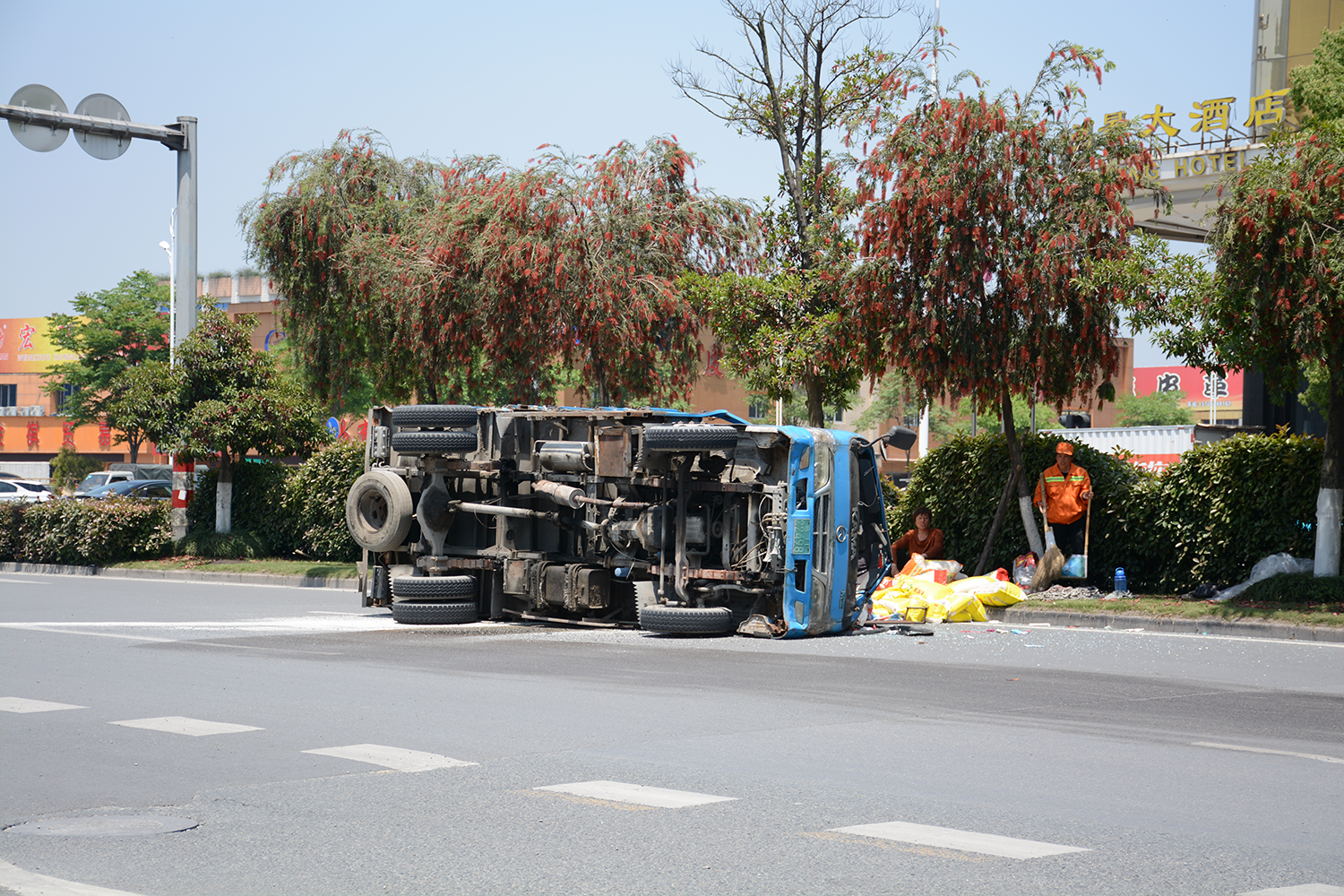 温州过境大道发生了一起货车侧翻交通事故,有点奇葩